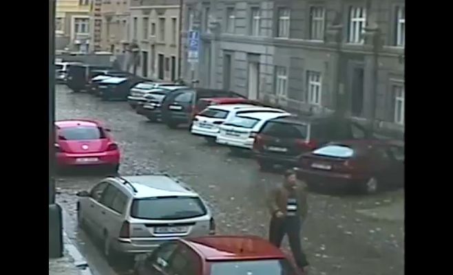 Неизвестный в Праге подбегает к женщинам и срывает с них дорогие украшения