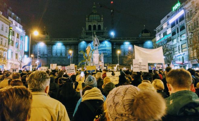 На Вацлавской площади проходит демонстрация за свободу в СМИ