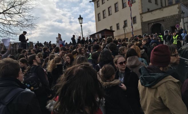 Студенты 200 школ и вузов устроили забастовки по всей Чехии