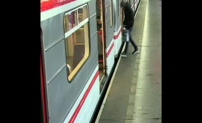 Разыскивается неизвестный, нарисовавший граффити на внешней стороне вагона во время движения поезда