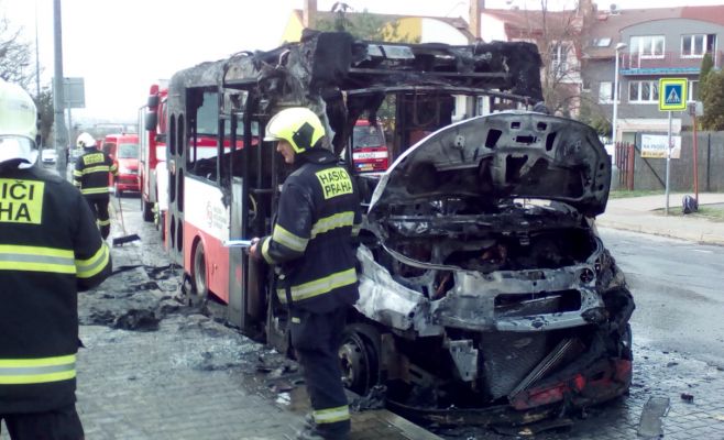 В Праге во время езды загорелся городской автобус