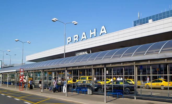 В аэропорту Праги произошла ЧС: у приземлявшегося самолёта заблокировались тормоза шасси