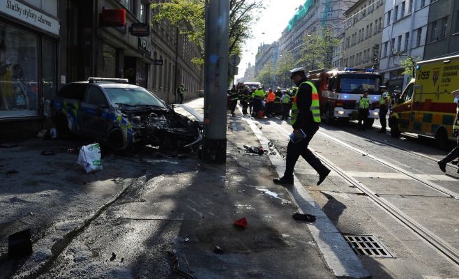 В Праге прохожие вытащили из горящего автомобиля полицейского