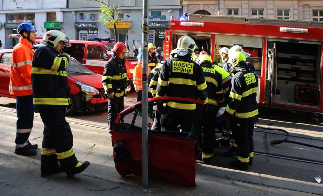 В Праге прохожие вытащили из горящего автомобиля полицейского