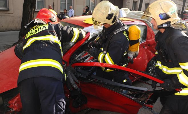 В Праге прохожие вытащили из горящего автомобиля полицейского