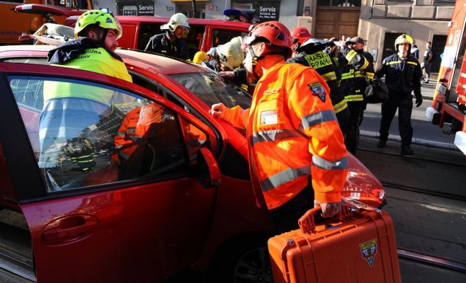 В Праге прохожие вытащили из горящего автомобиля полицейского