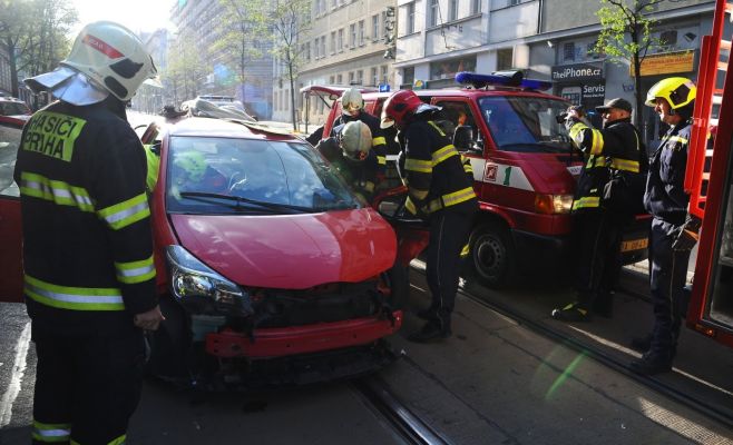 В Праге прохожие вытащили из горящего автомобиля полицейского
