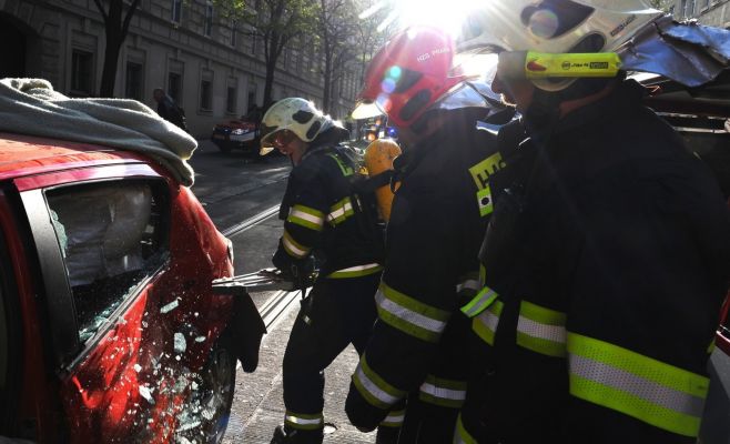 В Праге прохожие вытащили из горящего автомобиля полицейского