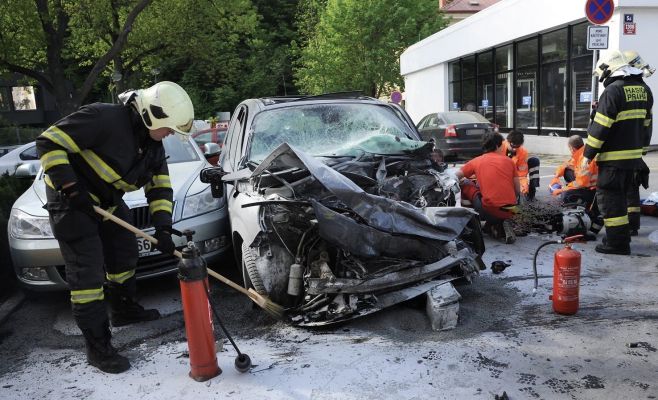 В Праге в автобус влетела легковушка: два человека пострадали