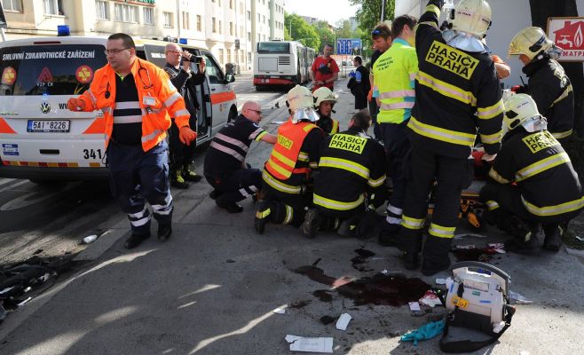 В Праге в автобус влетела легковушка: два человека пострадали