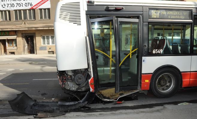 В Праге в автобус влетела легковушка: два человека пострадали