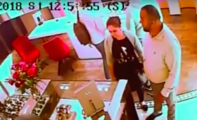 Иностранцы украли из магазина перстень за 1,5 млн крон