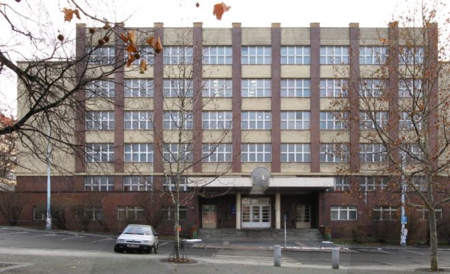 Неизвестный сообщил о бомбе в пражском ВШЭ. Обновлено