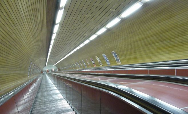 Мужчина онанировал на пассажирку на эскалаторе в пражском метро