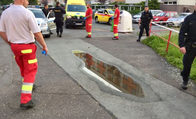 Чех вызвал полицию и скорую помощь из-за лужи под окном