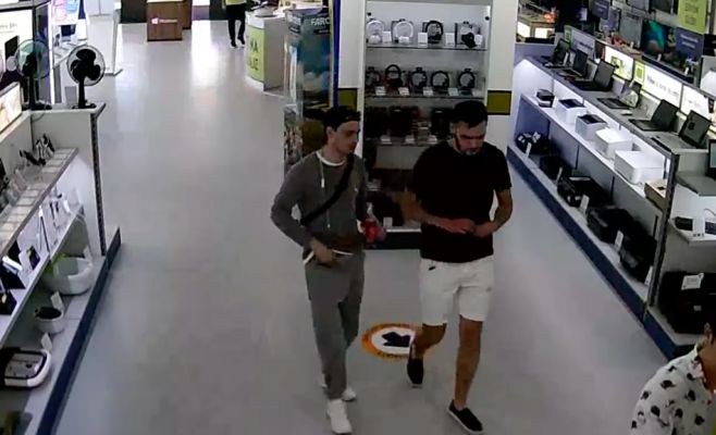 Неизвестные обманным путём заполучили 8 люксовых смартфонов