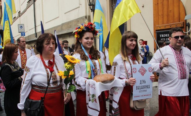 Фото: в Праге состоялся марш украинцев в национальных костюмах