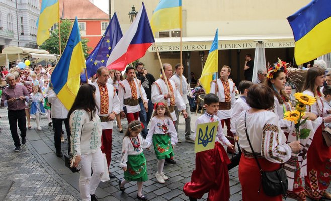 Фото: в Праге состоялся марш украинцев в национальных костюмах