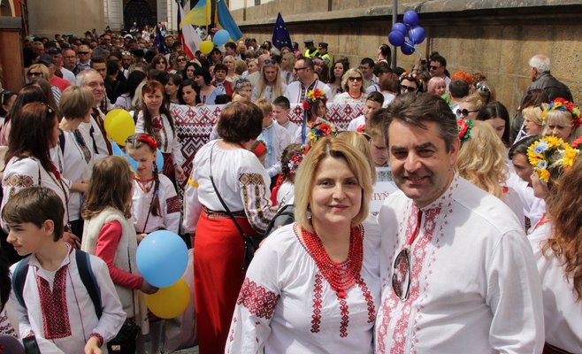 Фото: в Праге состоялся марш украинцев в национальных костюмах