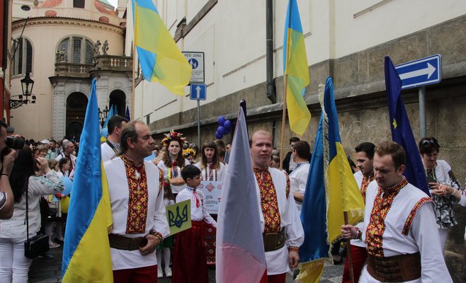 Фото: в Праге состоялся марш украинцев в национальных костюмах