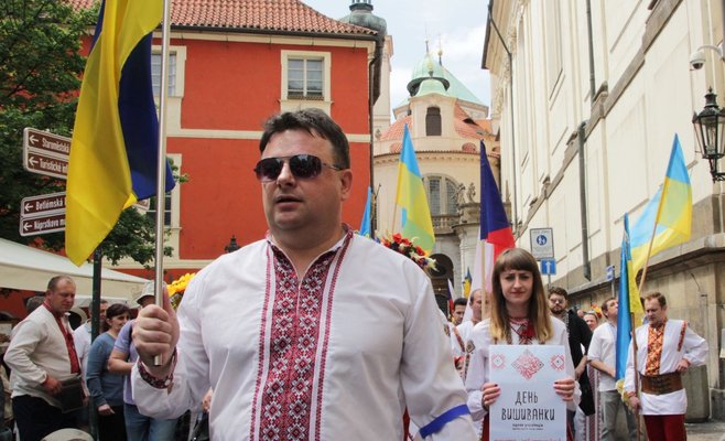 Фото: в Праге состоялся марш украинцев в национальных костюмах