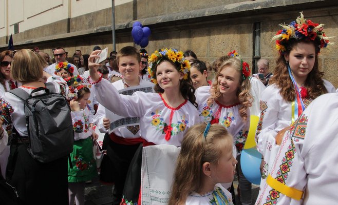 Фото: в Праге состоялся марш украинцев в национальных костюмах