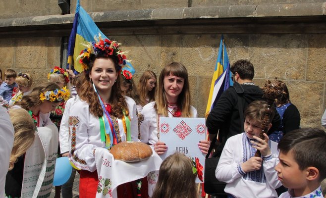 Фото: в Праге состоялся марш украинцев в национальных костюмах