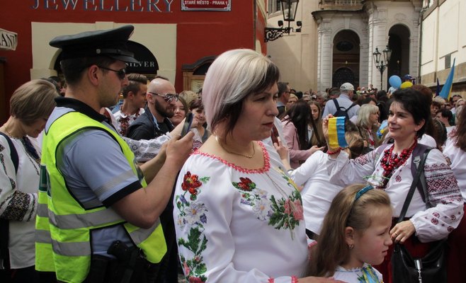 Фото: в Праге состоялся марш украинцев в национальных костюмах