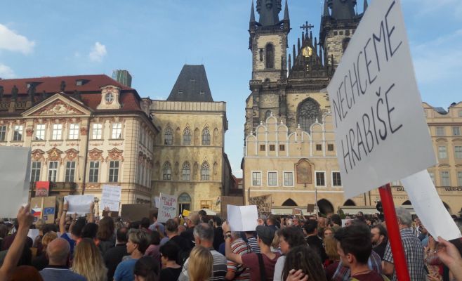 Сотни пражан вышли на демонстрацию против премьер-министра Бабиша