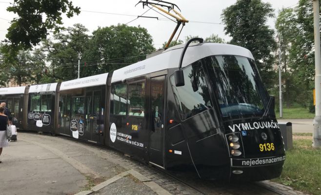По Праге будут ездить трамваи с оправданиями безбилетников