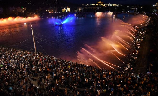 Фото: река Влтава превратилась в огромный поющий фонтан