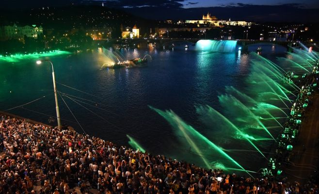 Фото: река Влтава превратилась в огромный поющий фонтан