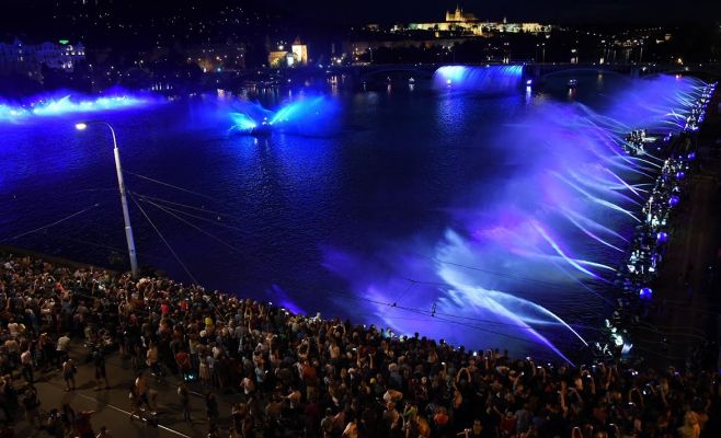 Фото: река Влтава превратилась в огромный поющий фонтан