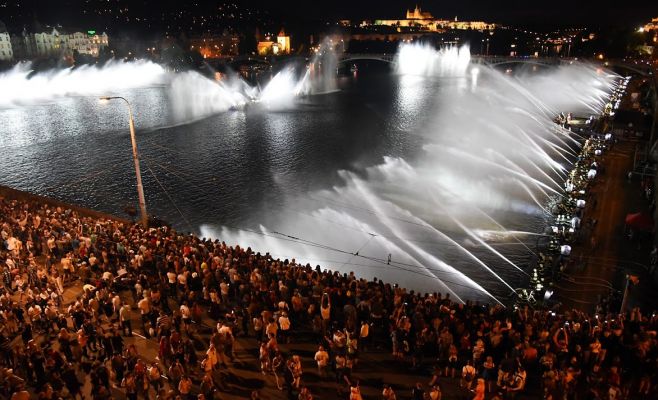 Фото: река Влтава превратилась в огромный поющий фонтан