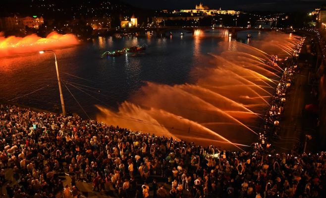 Фото: река Влтава превратилась в огромный поющий фонтан