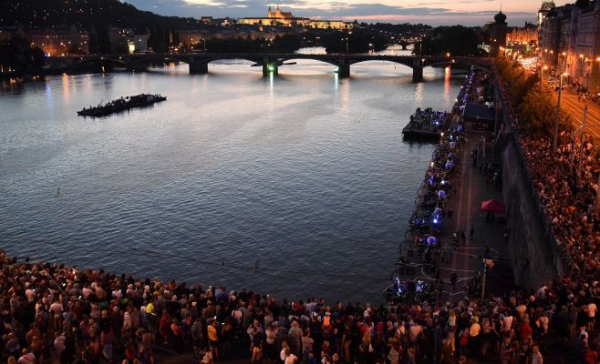 Фото: река Влтава превратилась в огромный поющий фонтан