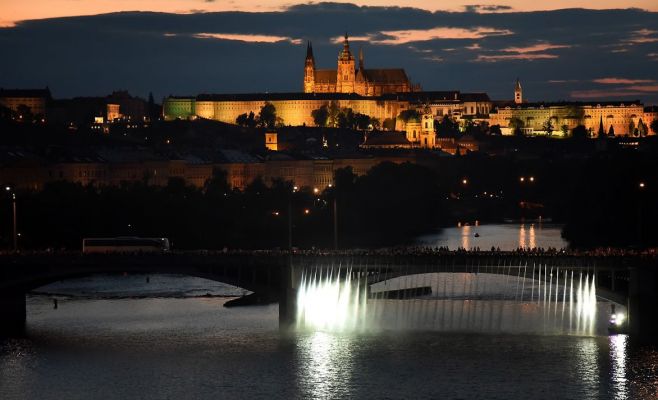 Фото: река Влтава превратилась в огромный поющий фонтан