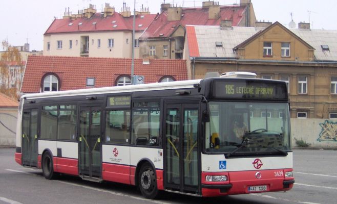 В Праге поехавший без водителя автобус врезался в припаркованные авто