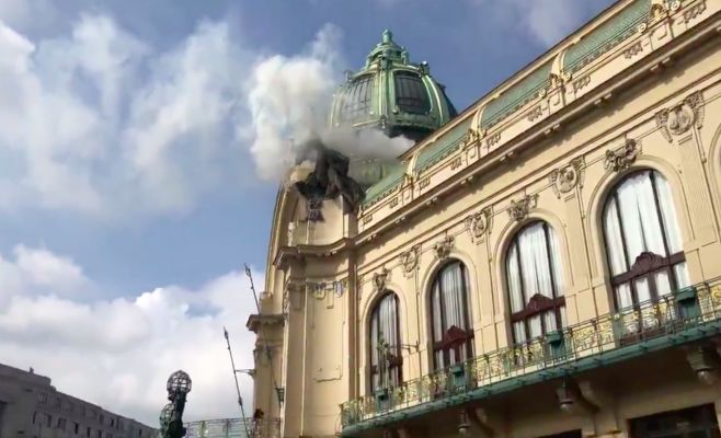 В центре Праги «горит» Общественный дом