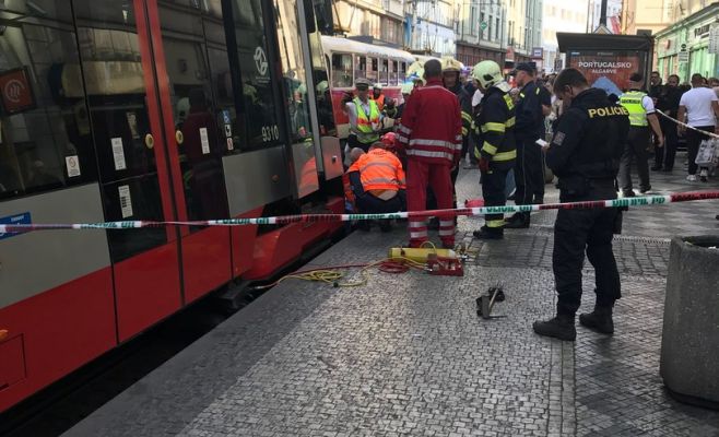 В центре Праги трамвай сбил женщину
