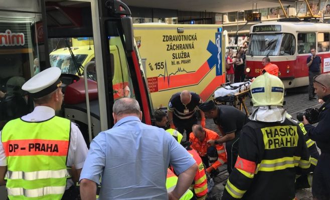 В центре Праги трамвай сбил женщину