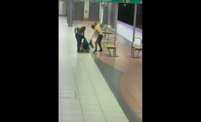 Видео: в пражском метро трое неизвестных жестоко избили пассажира