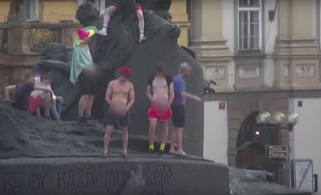 Пьяные иностранцы залезли на памятник в центре Праги и демонстрировали своё мужское достоинство 