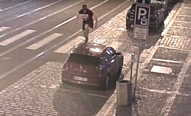 Бэтмен-иностранец в маске и плаще прыгал на автомобиле в центре Праги