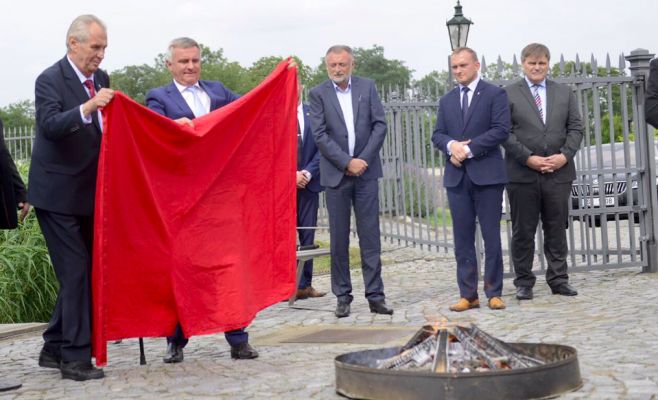 Президент Чехии сжёг красные трусы на Пражском Граде