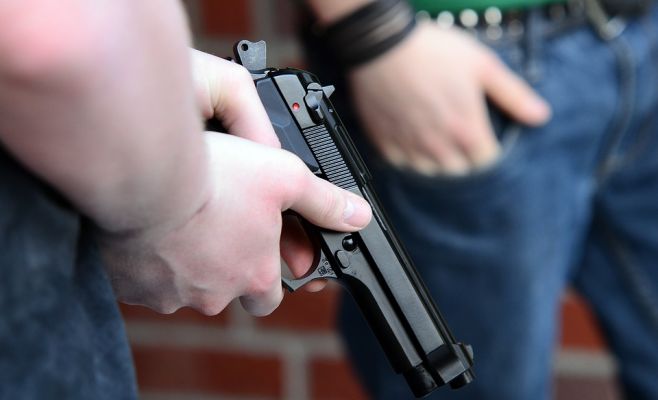 В Праге охранник случайно прострелил себе ногу