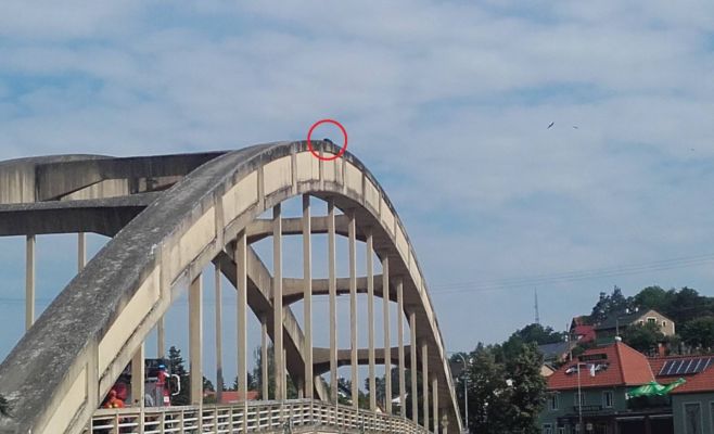 Чех уснул на арке моста, высота которого 12 метров