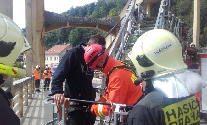 Чех уснул на арке моста, высота которого 12 метров