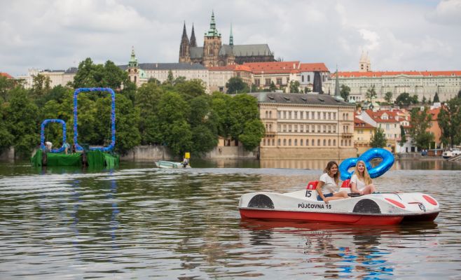 Гигантские нули плывут по Влтаве в сторону Пражского Града