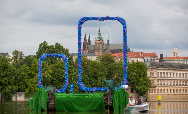 Гигантские нули плывут по Влтаве в сторону Пражского Града